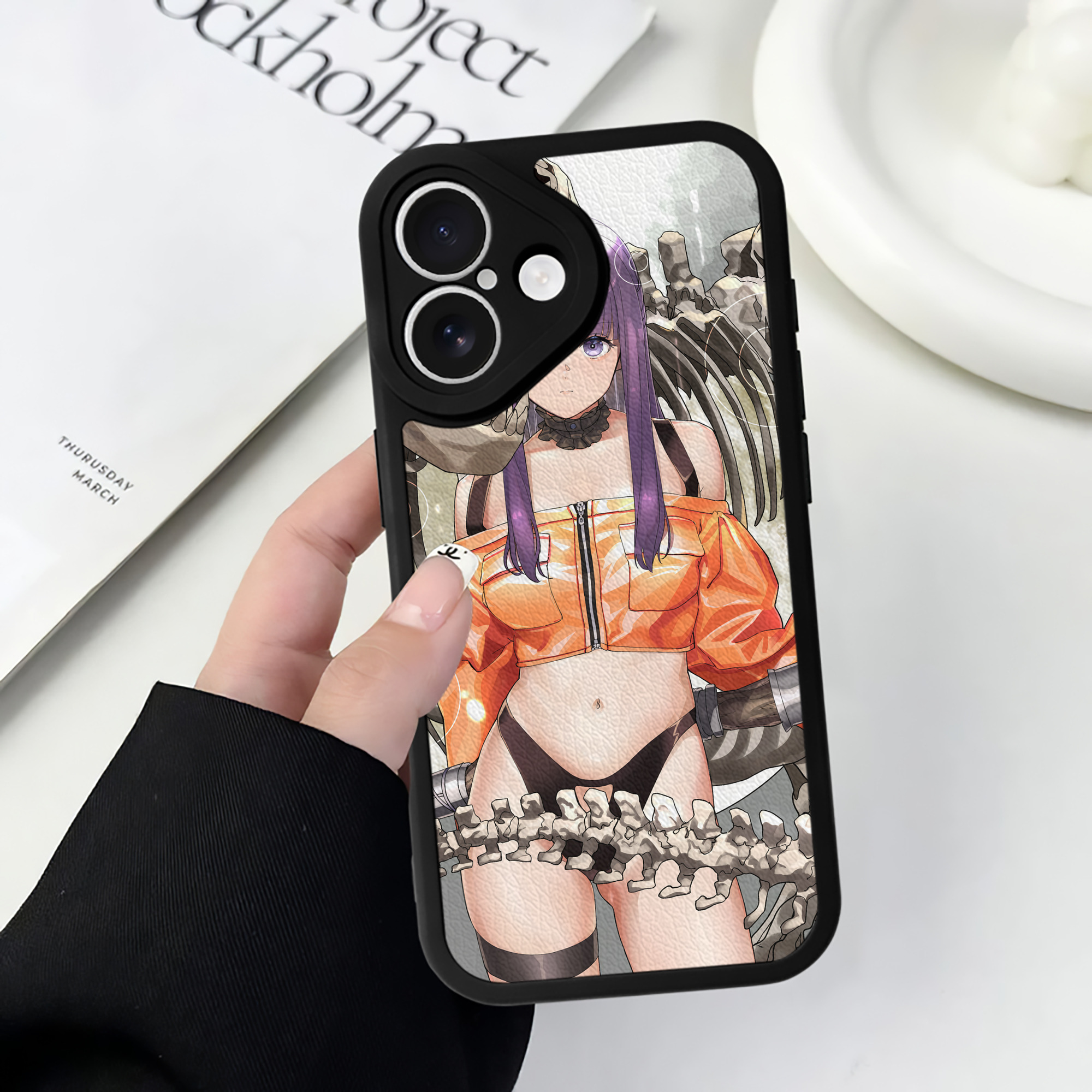 （画像用） 葬送のフリーレン Frieren 【iPhone 16シリーズ対応】シリコンスマホケース（レザー調） 材質：シリコン